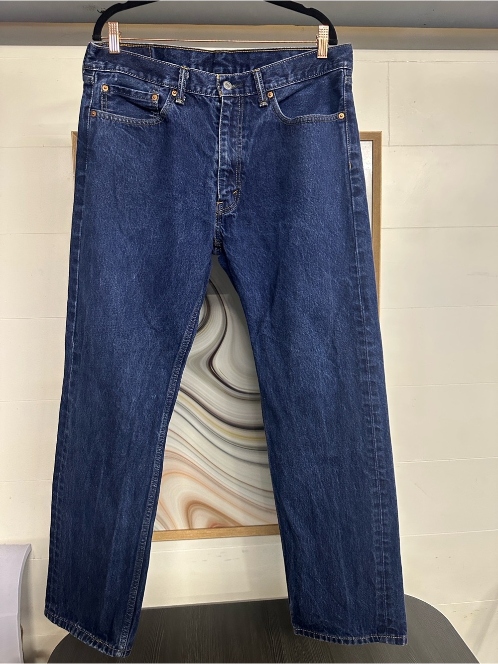 Men's 505 Levi’s Straight leg Regular Fit, with a zip-fly. Mid-Rise